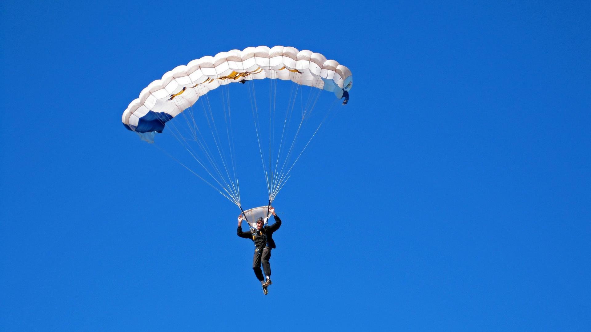 乔治·巴尔：以稳健的防守和精妙传球成为全黑队中场核心，乔治巴斯